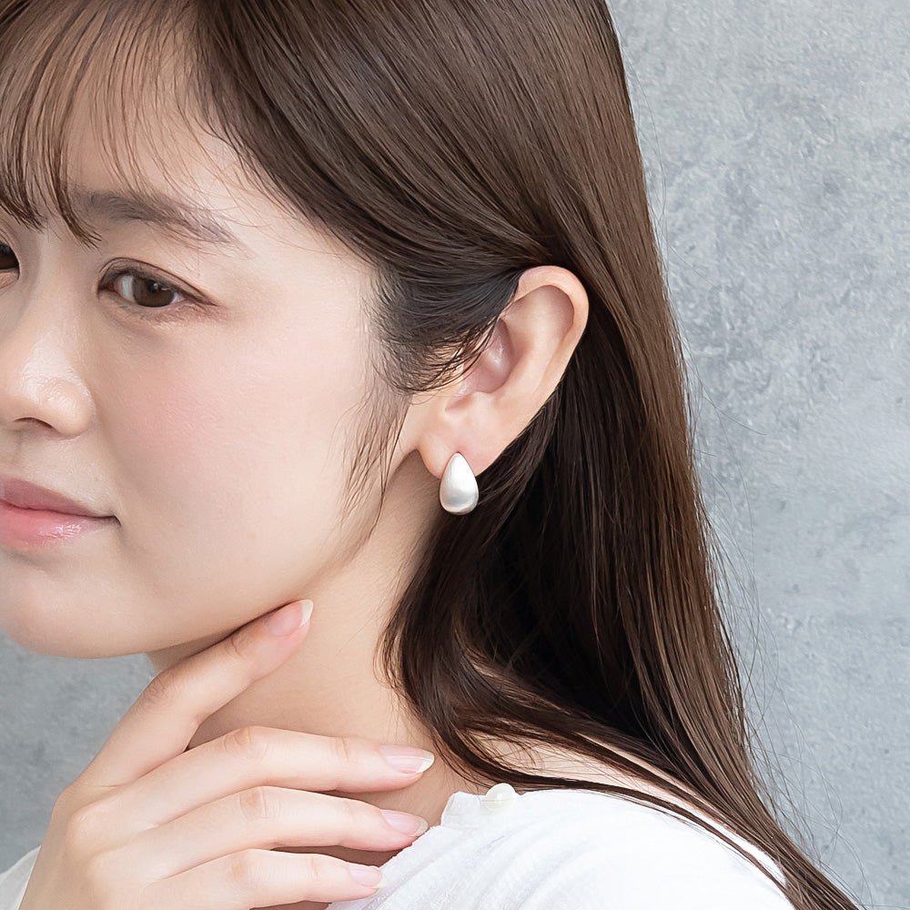 ピアス ニッケルフリー neige. メタル プレート ドロップ カーブ スタッドピアス