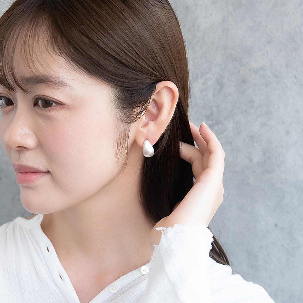 ピアス ニッケルフリー neige. メタル プレート ドロップ カーブ スタッドピアス