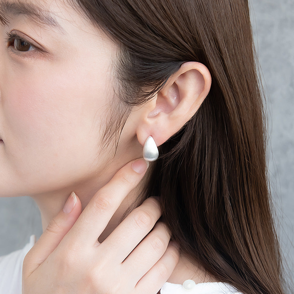 ピアス ニッケルフリー neige. メタル プレート ドロップ カーブ スタッドピアス