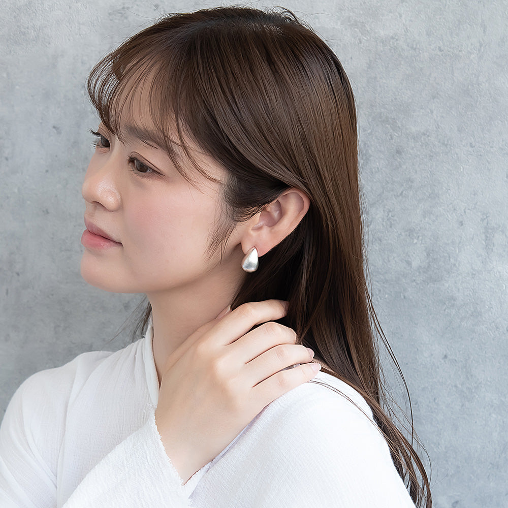 ピアス ニッケルフリー neige. メタル プレート ドロップ カーブ スタッドピアス