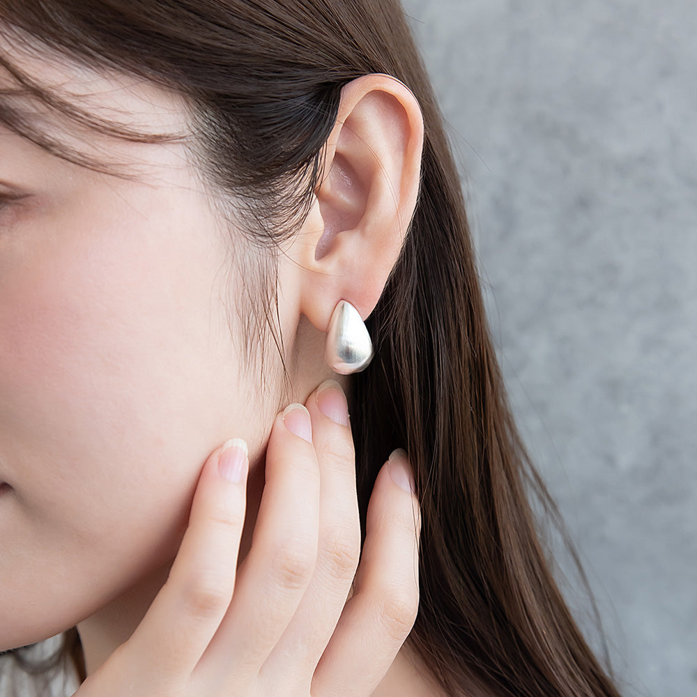 ピアス ニッケルフリー neige. メタル プレート ドロップ カーブ スタッドピアス