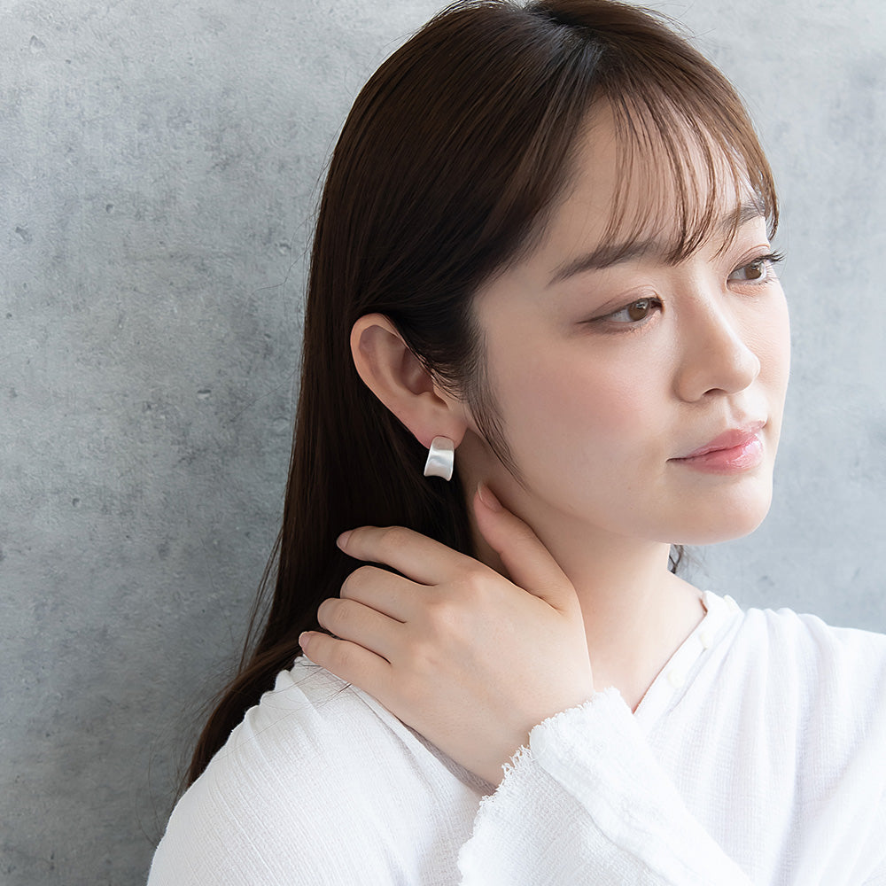 ピアス ニッケルフリー neige. メタル プレート ワイド カーブ C型 スタッドピアス