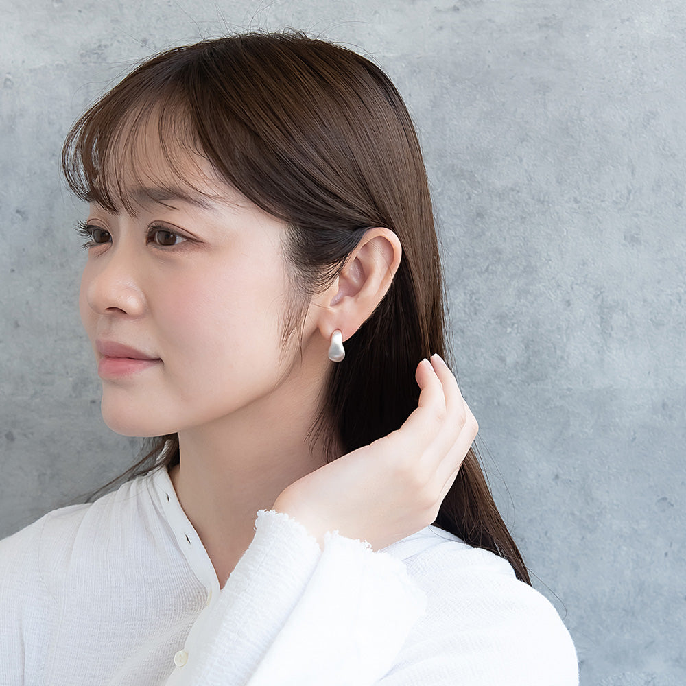 ピアス ニッケルフリー neige. メタル プレート カーブ L字 ウェーブライン C型 スタッドピアス