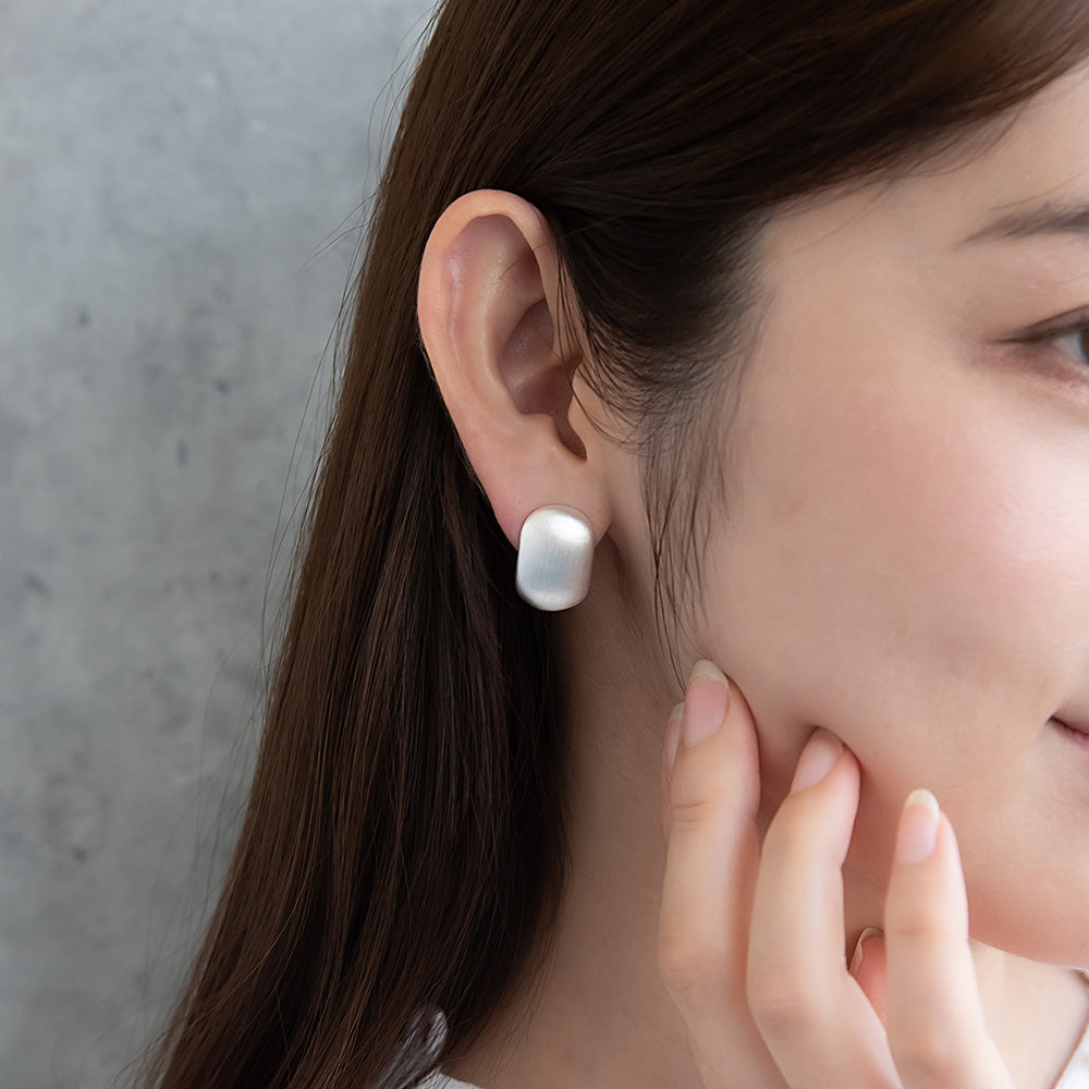 ピアス ニッケルフリー neige. メタル プレート オーバル フラット スタッドピアス