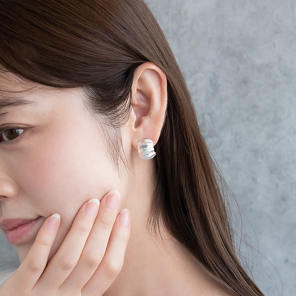 ピアス ニッケルフリー neige. メタル プレート カーブ C型 スタッドピアス