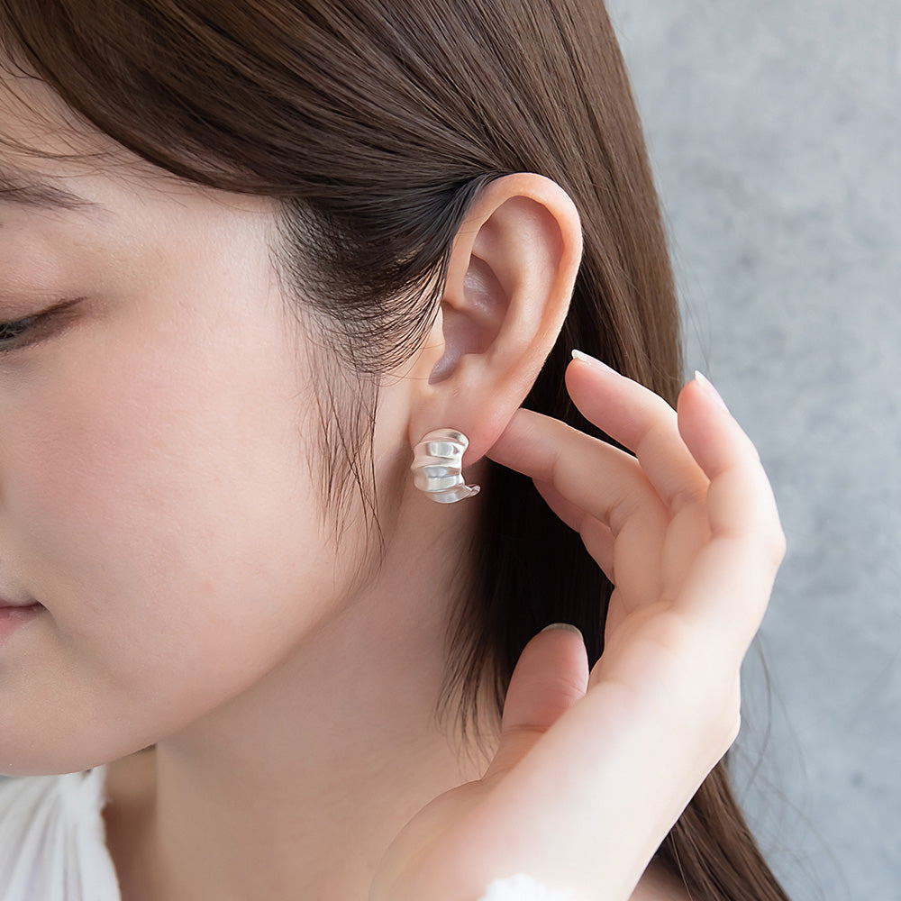 ピアス ニッケルフリー neige. メタル プレート カーブ C型 スタッドピアス