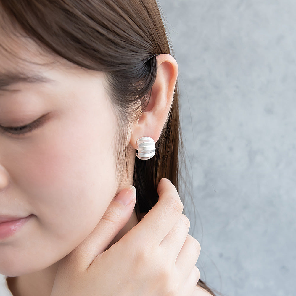 ピアス ニッケルフリー neige. メタル プレート カーブ C型 スタッドピアス