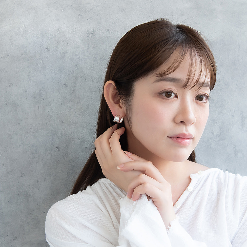 ピアス ニッケルフリー neige. メタル トリプル ライン カーブ C型 スタッドピアス
