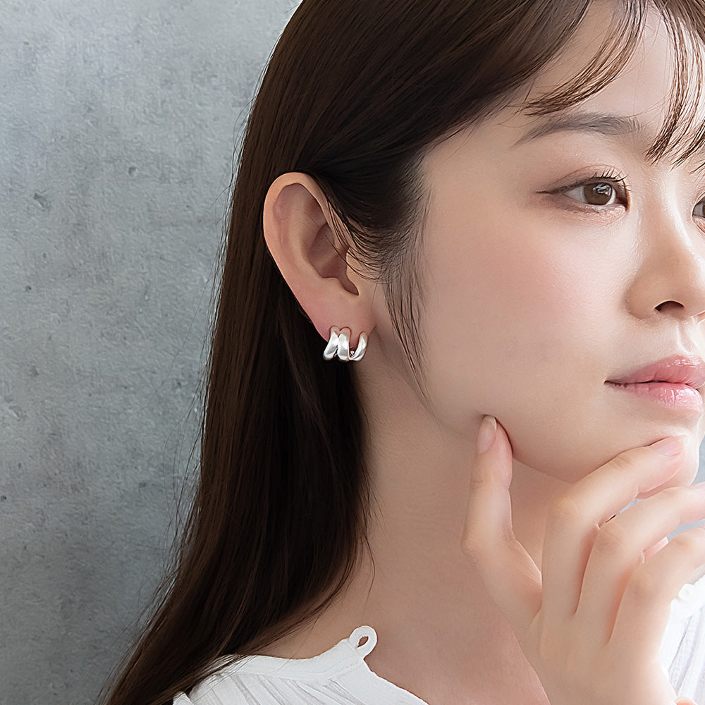 ピアス ニッケルフリー neige. メタル トリプル ライン カーブ C型 スタッドピアス