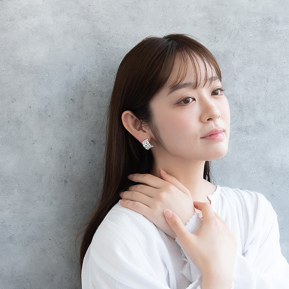 ピアス ニッケルフリー neige. メタル メッシュ スクエア カーブ スタッドピアス