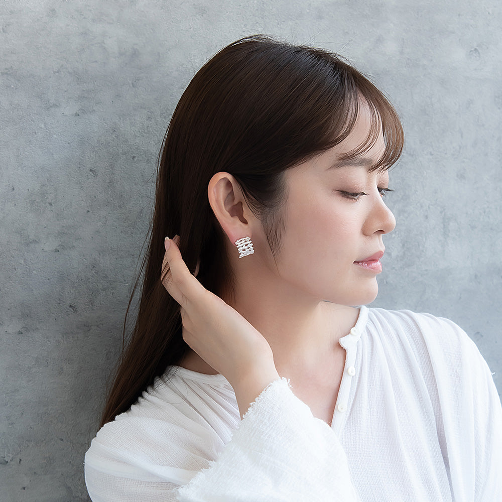 ピアス ニッケルフリー neige. メタル メッシュ スクエア カーブ スタッドピアス