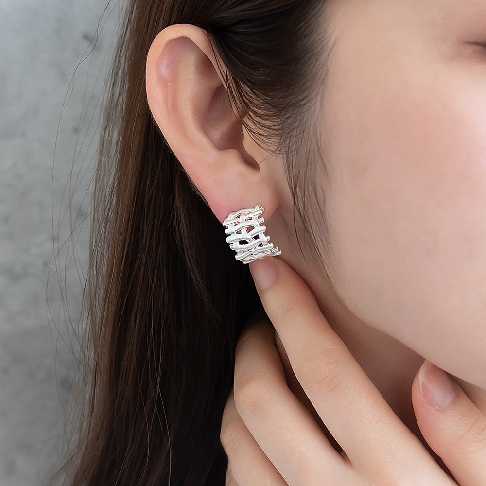 ピアス ニッケルフリー neige. メタル メッシュ スクエア カーブ スタッドピアス