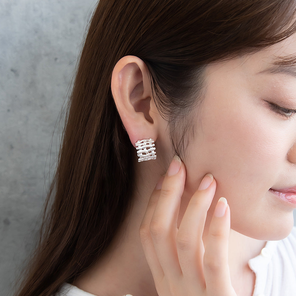 ピアス ニッケルフリー neige. メタル メッシュ スクエア カーブ スタッドピアス