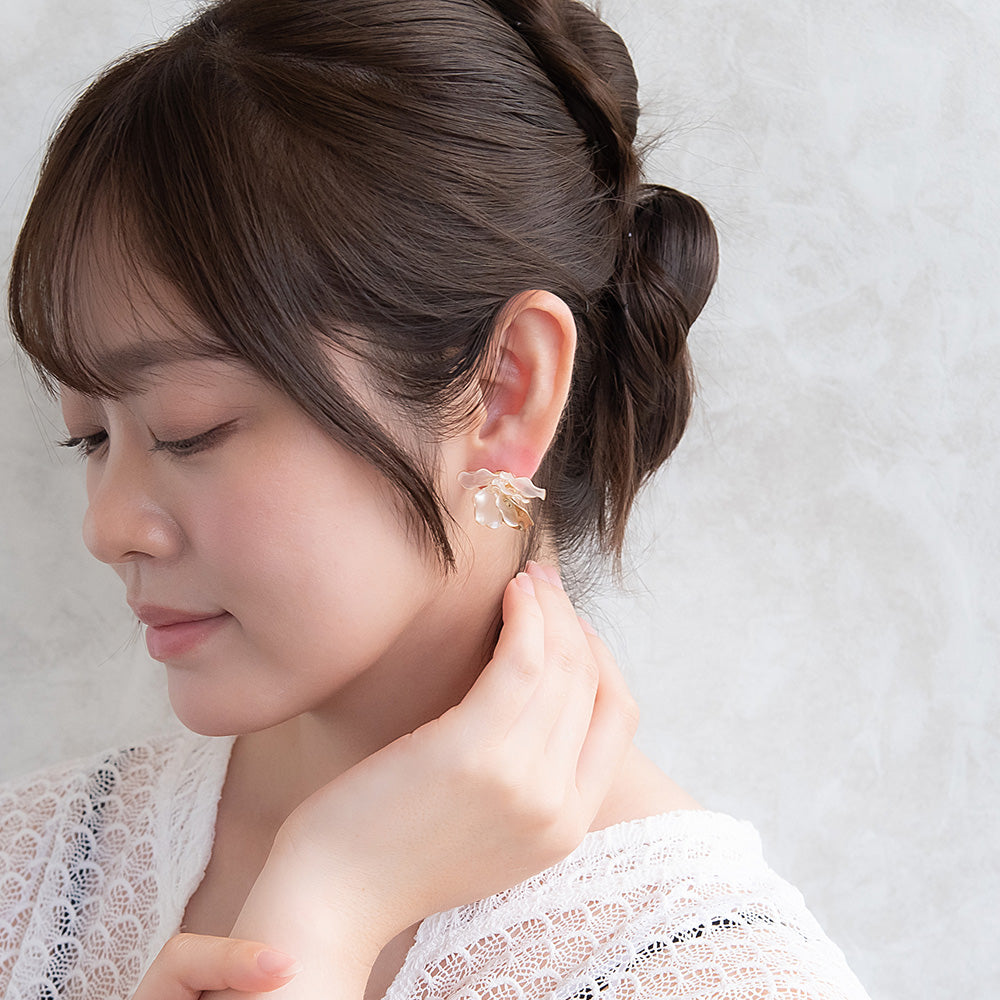 Classy ピアス ニッケルフリー メタル ワイヤー フラワー 半透明 ビッグ チタンポスト スタッドピアス