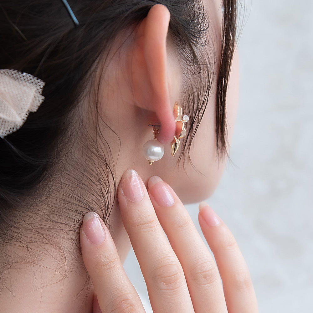 Classy ピアス ニッケルフリー メタル ワイヤー フラワー 半透明 パール ビーズ チタンポスト バックキャッチ スタッドピアス