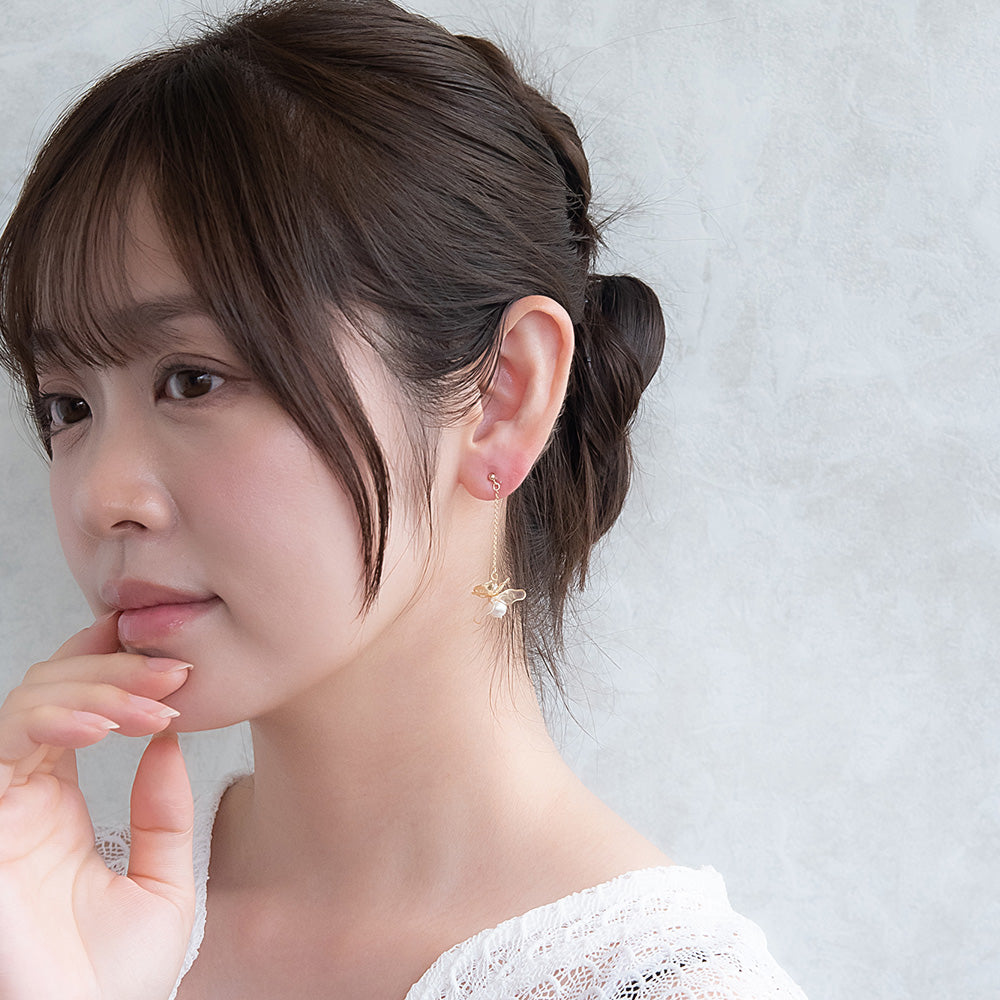 Classy ピアス ニッケルフリー メタル ワイヤー フラワー 半透明 パール チェーン 下がり チタンポスト スタッドピアス