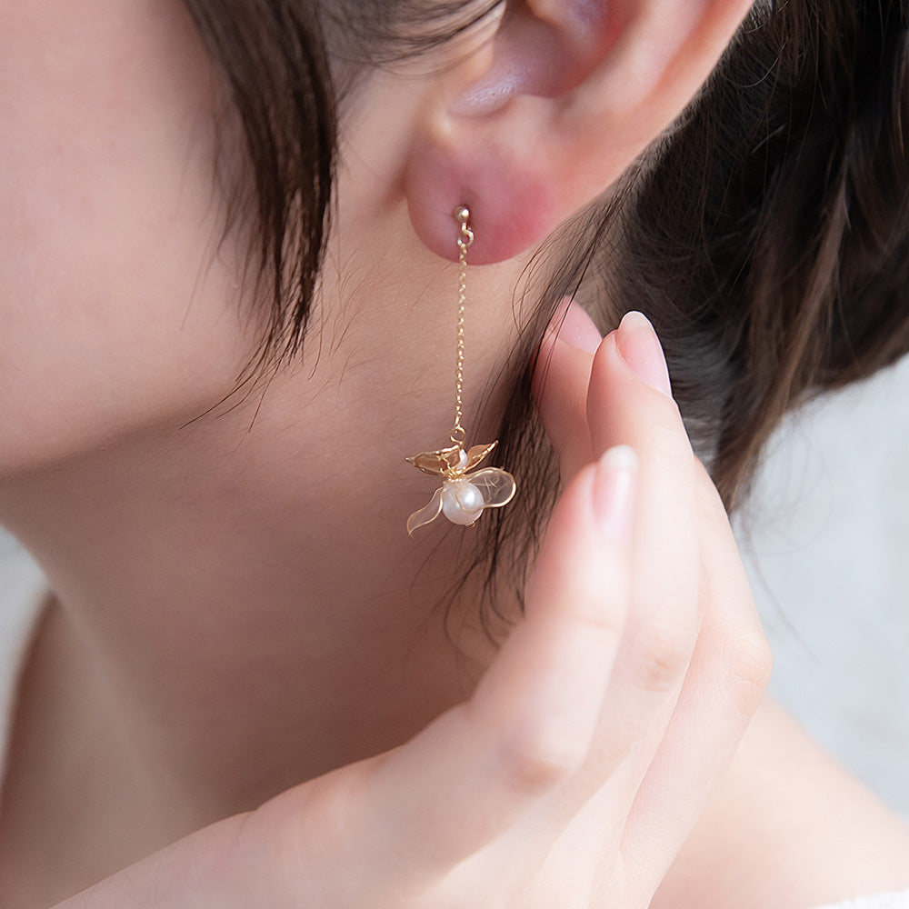 Classy ピアス ニッケルフリー メタル ワイヤー フラワー 半透明 パール チェーン 下がり チタンポスト スタッドピアス