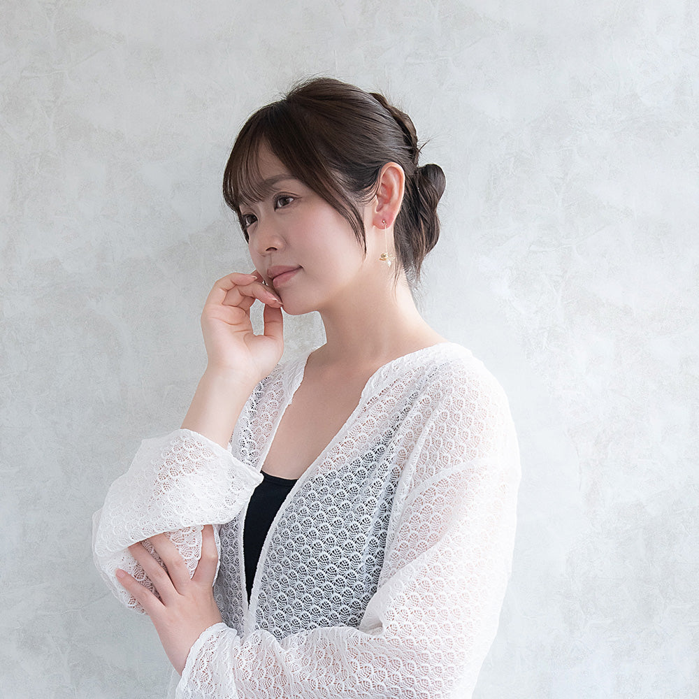 Classy ピアス ニッケルフリー メタル ワイヤー フラワー 半透明 パール チェーン 下がり チタンポスト スタッドピアス