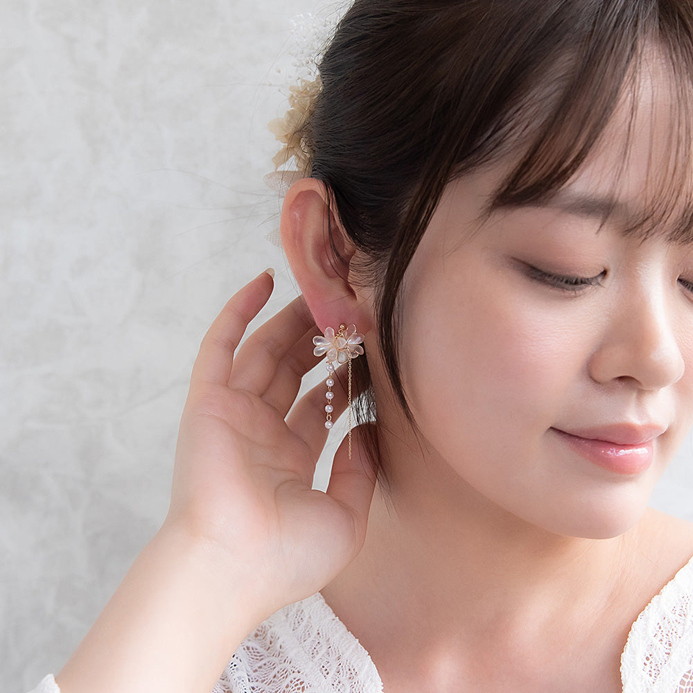 Classy ピアス ニッケルフリー メタル ワイヤー フラワー トリプル 半透明 パール チェーン 下がり チタンポスト スタッドピアス