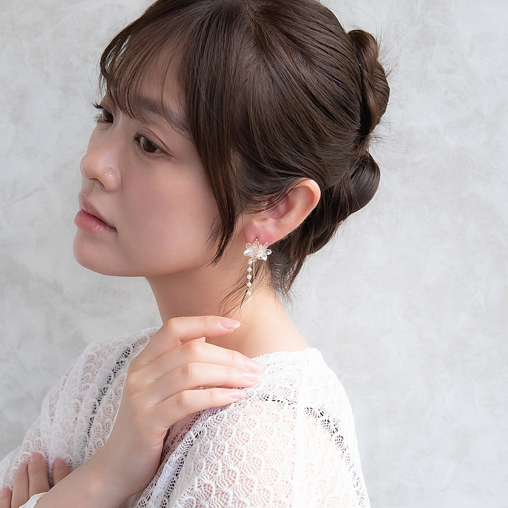 Classy ピアス ニッケルフリー メタル ワイヤー フラワー トリプル 半透明 パール チェーン 下がり チタンポスト スタッドピアス