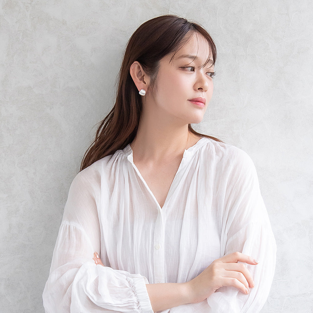 ピアス ニッケルフリー neige. ワイド カーブ スタッドピアス