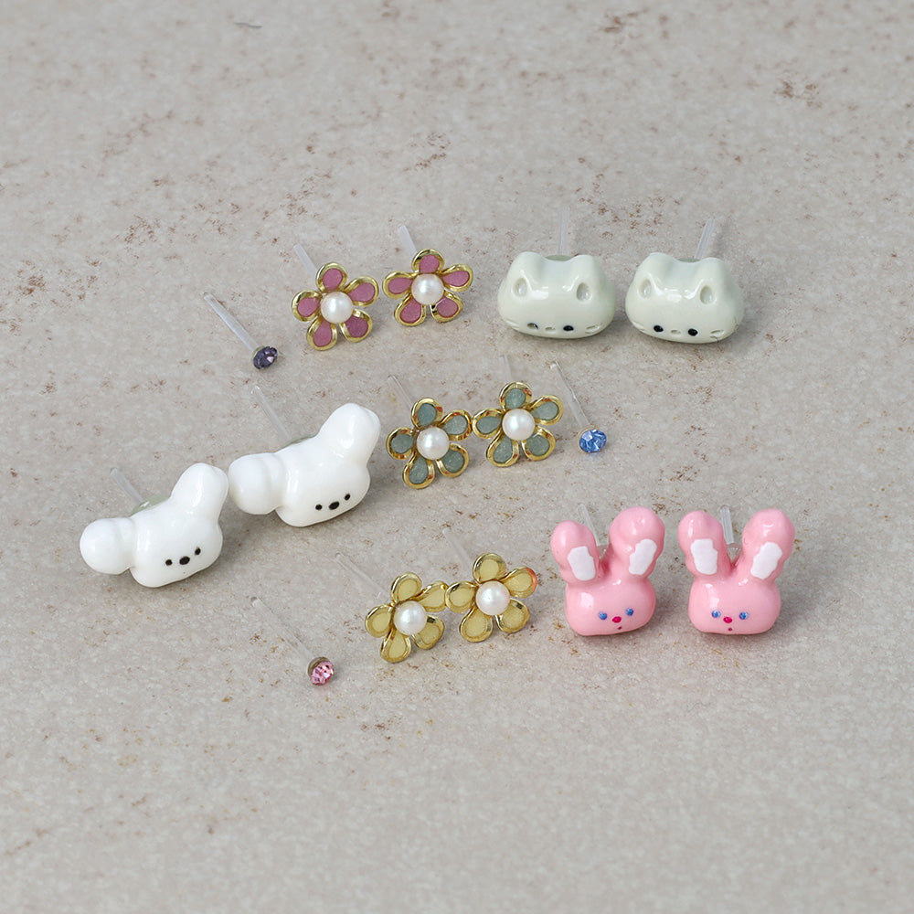くすみピンクのフラワーと猫ちゃんのピアス くすみピンクのフラワーと猫ちゃんのピアス 樹脂ピアス ニッケルフリー