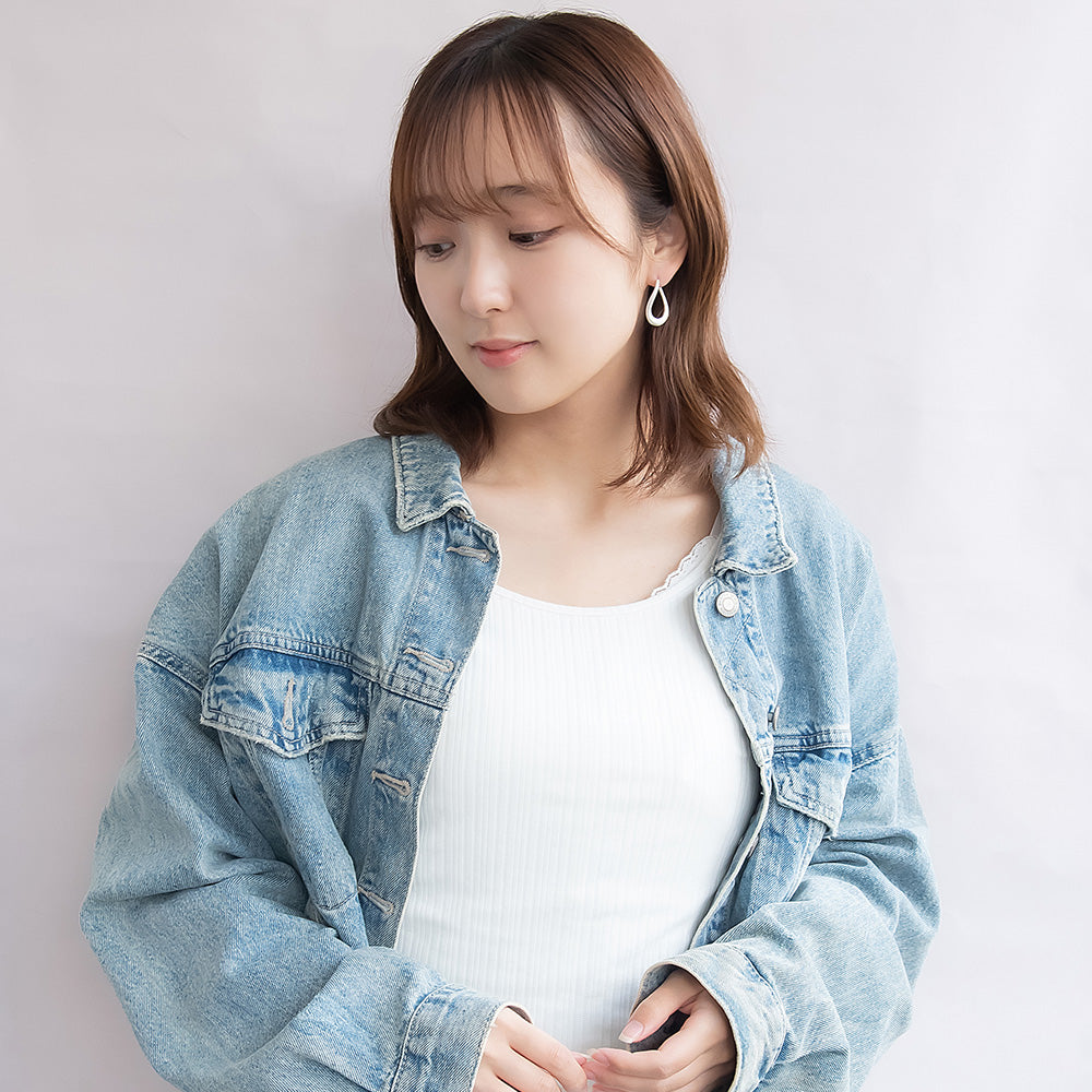 neige. メタル ウエーブ ライン ドロップ チタンポスト スタッドピアス