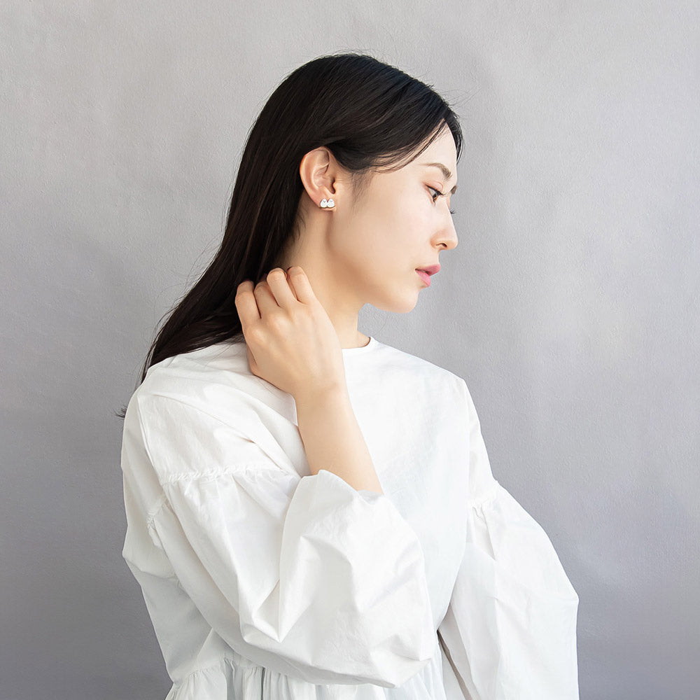 樹脂ピアス ニッケルフリー シマエナガ 鳥 小枝 雪の結晶 ストーン 4個セット スタッドピアス