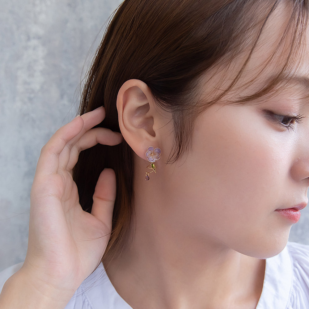 ピアス ニッケルフリー メタル 朝顔 ワイヤー フラワー 花 金魚 金魚鉢 ドロップ クリア カラー ビーズ アシンメトリー チタンポスト スタッドピアス