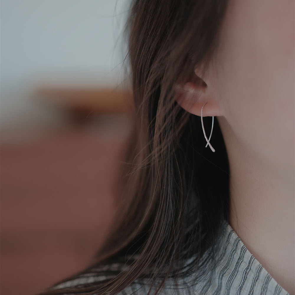 【elaia】ピアス Silver925 シルエットカーブ フックピアス オリジナルボックス/巾着付き