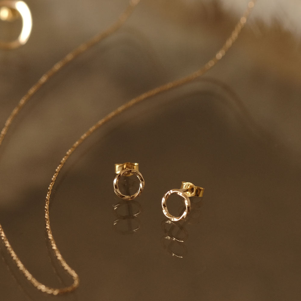 【elaia】ピアス メタル サークル ひねり K14ゴールドフィルド スタッドピアス オリジナルボックス/巾着付き