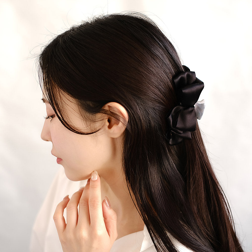 ヘアクリップ kati シルク フリル アシンメトリー リボン ロゴ入り プレート マーブルカラー ブラック バンスクリップ