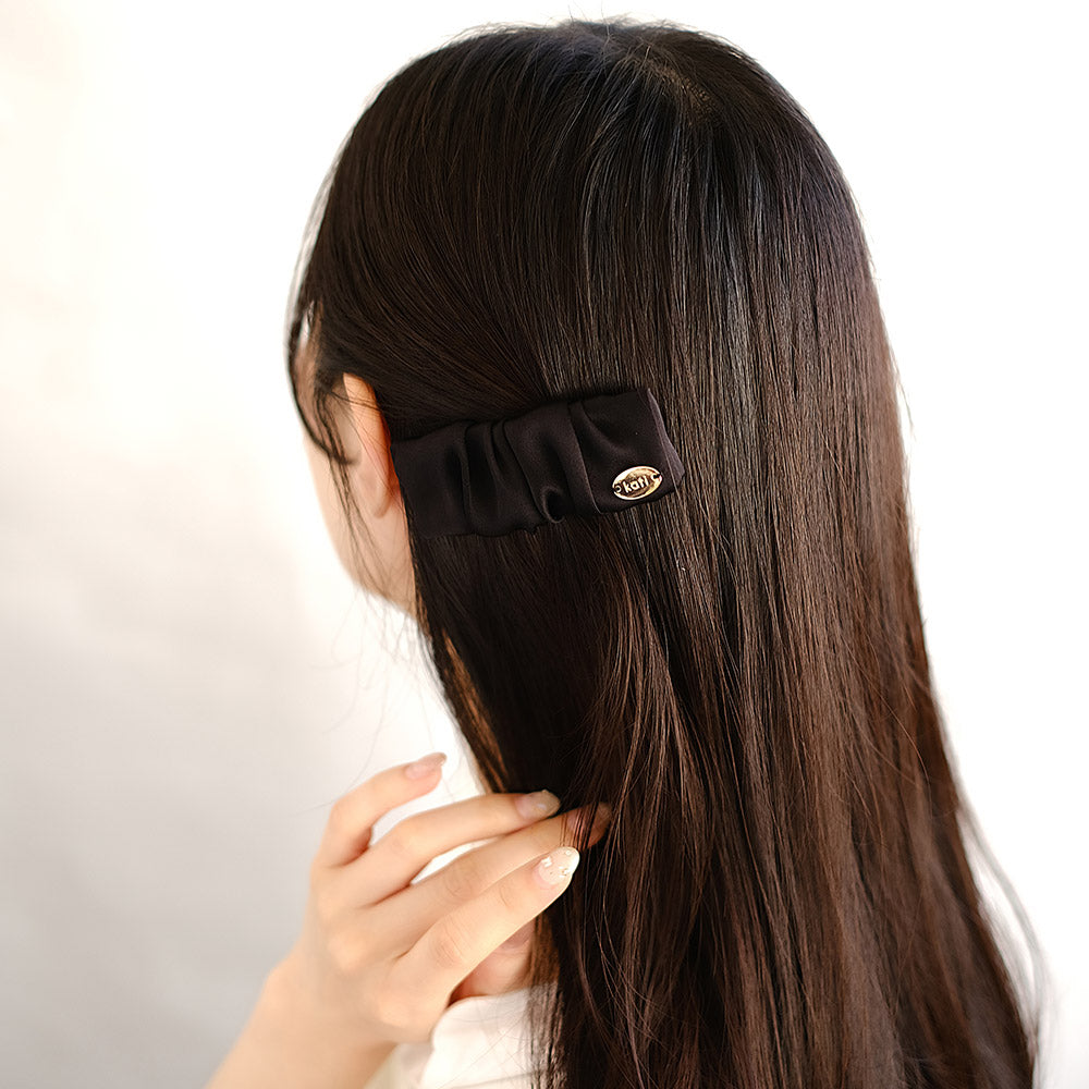 ヘアピン kati シルク ギャザー レクタングル ロゴ入り プレート ブラック スリーピン