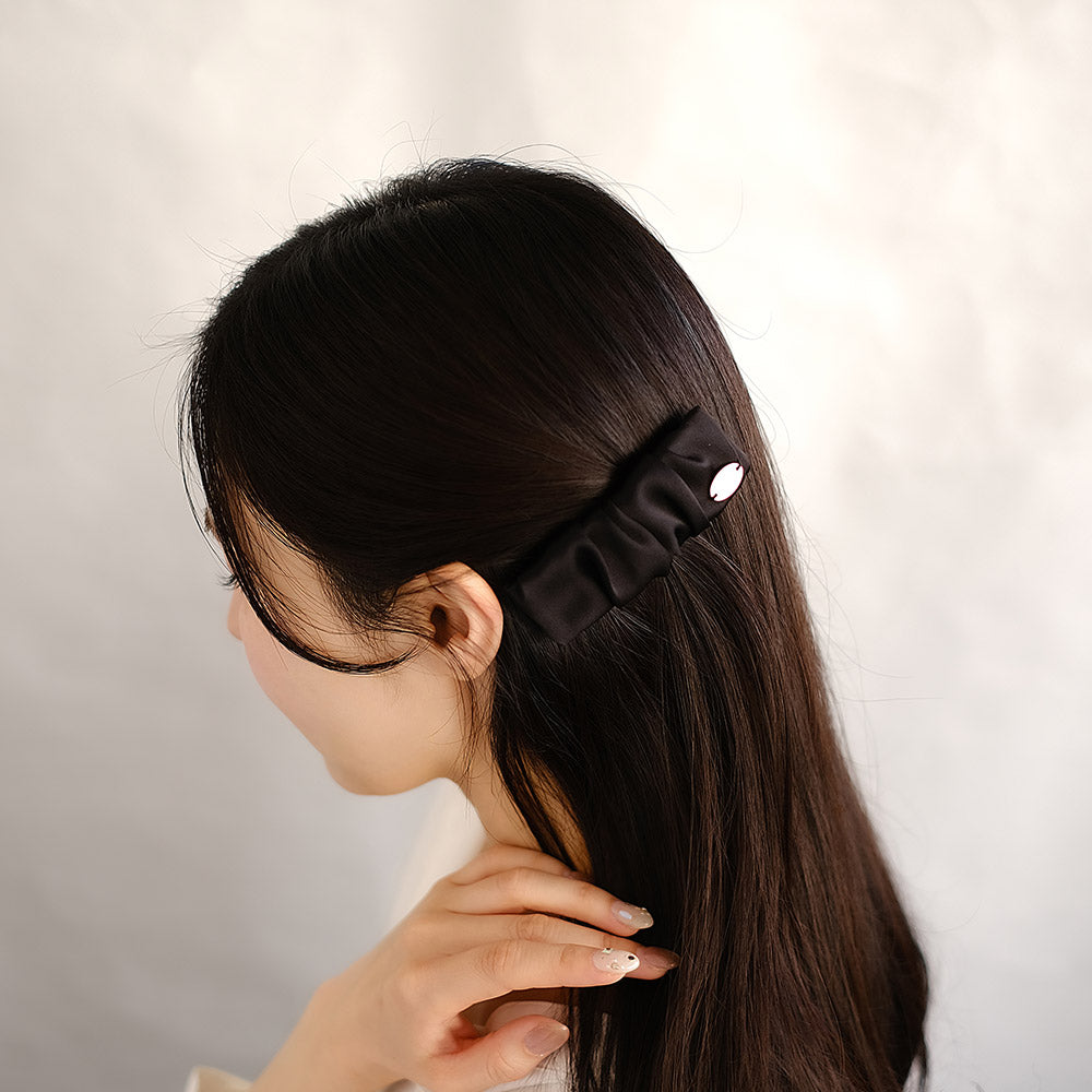 ヘアピン kati シルク ギャザー レクタングル ロゴ入り プレート ブラック スリーピン