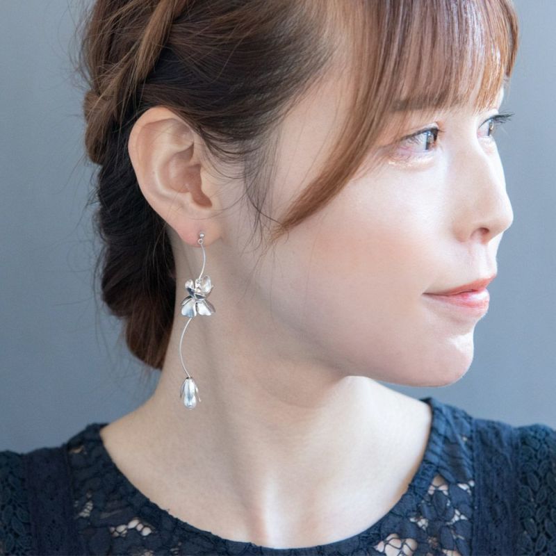 Classy GARDEN ピアス ニッケルフリー フラワー メタル ウェーブ ドロップ パール ロング チタンポスト ドロップピアス