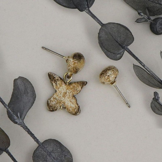 ピアス 陶器風 砂色 アシンメトリー チタンポスト スタッドピアス