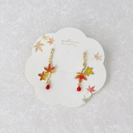 ピアス 和風 紅葉 もみじ グラデーション アシンメトリー メタル チタンポスト スタッドピアス