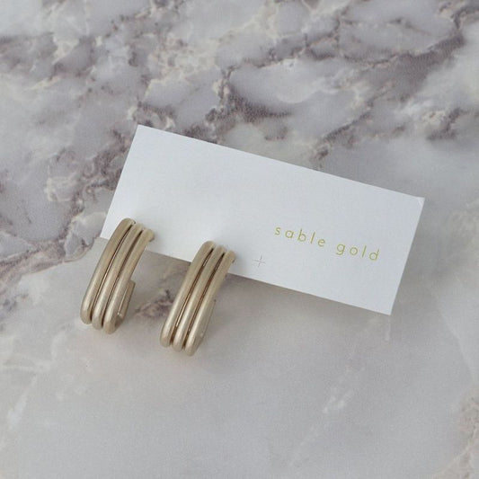 ピアス sable gold サブルゴールド メタル スリー ライン カーブ ステンレスポスト C型 スタッドピアス