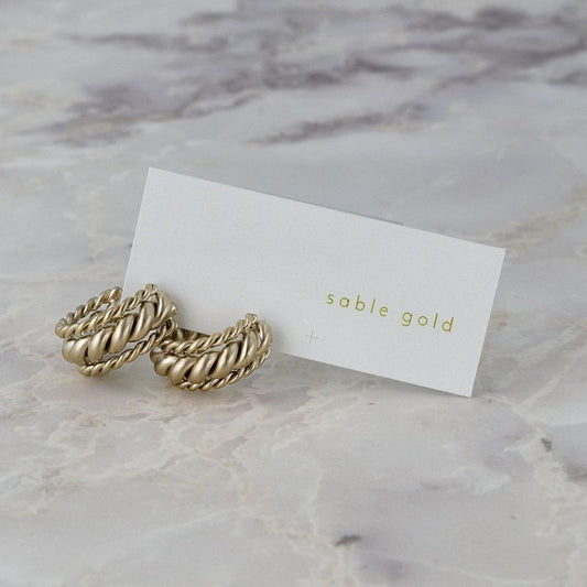 ピアス sable gold サブルゴールド メタル スリー ライン ツイスト カーブ ステンレスポスト C型 スタッドピアス