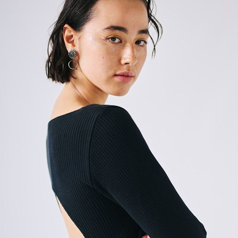 GOSSAMER ショートバー ダイヤモンド ピアス