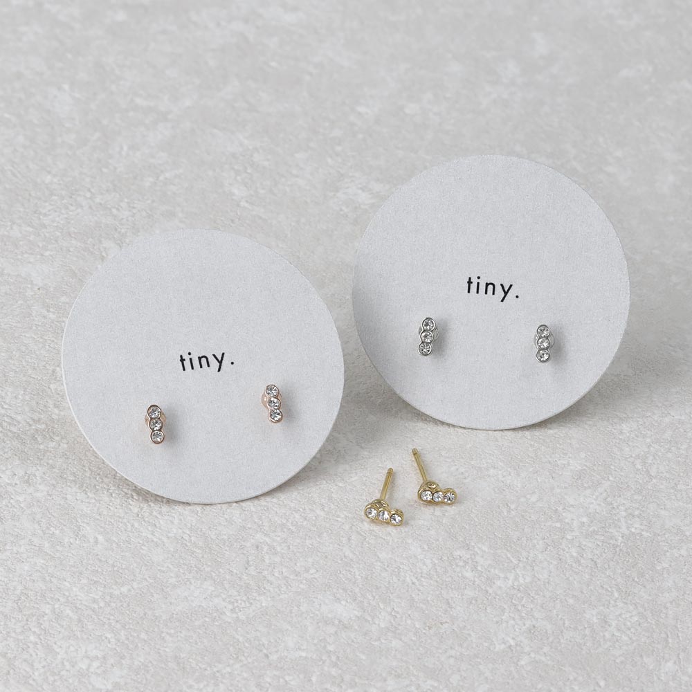 ピアス tiny. ニッケルフリー メタル フレーム 小粒 スリー ストーン 3粒 ライン スタッドピアス