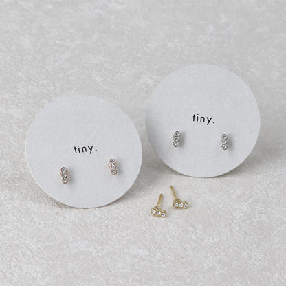 ピアス tiny. ニッケルフリー メタル フレーム 小粒 スリー ストーン 3粒 ライン スタッドピアス