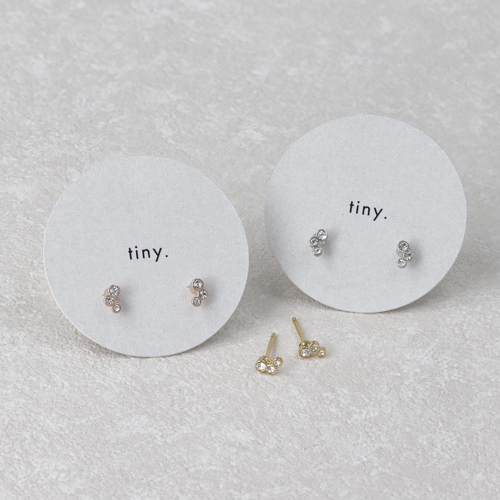 ピアス tiny. ニッケルフリー メタル フレーム 小粒 スリー ストーン 3粒 カーブ ライン スタッドピアス