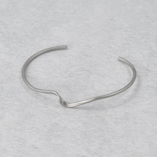 ブレスレット ニッケルフリー sable silver メタル センター ツイスト スリム ライン ハーフバングル