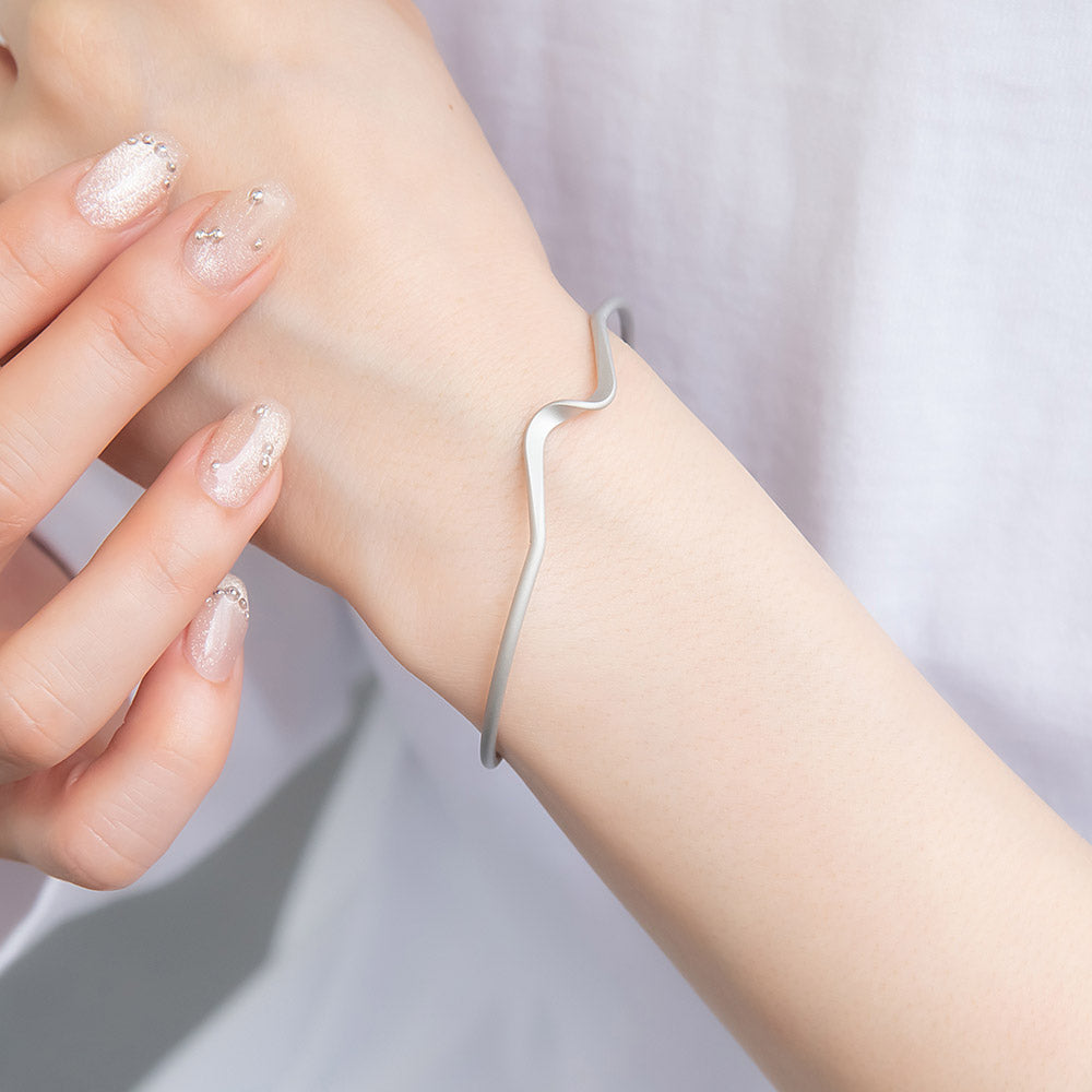 ブレスレット ニッケルフリー sable silver メタル センター ツイスト スリム ライン ハーフバングル