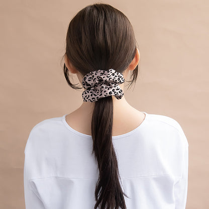 シュシュ レオパード フロッキー サテン