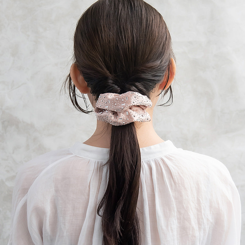 シュシュ サテン生地 ビジュー付き