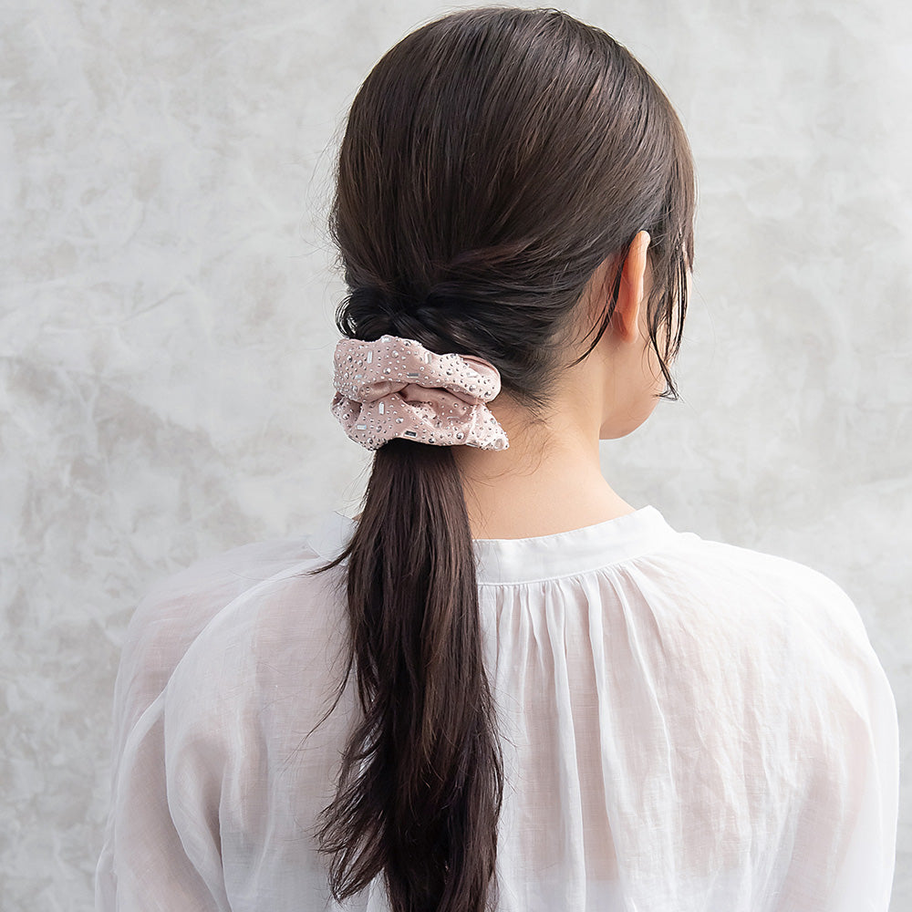 シュシュ サテン生地 ビジュー付き