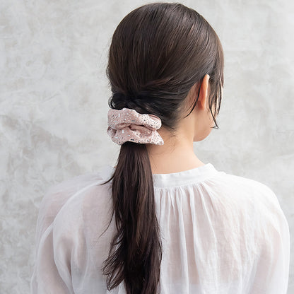 シュシュ サテン生地 ビジュー付き