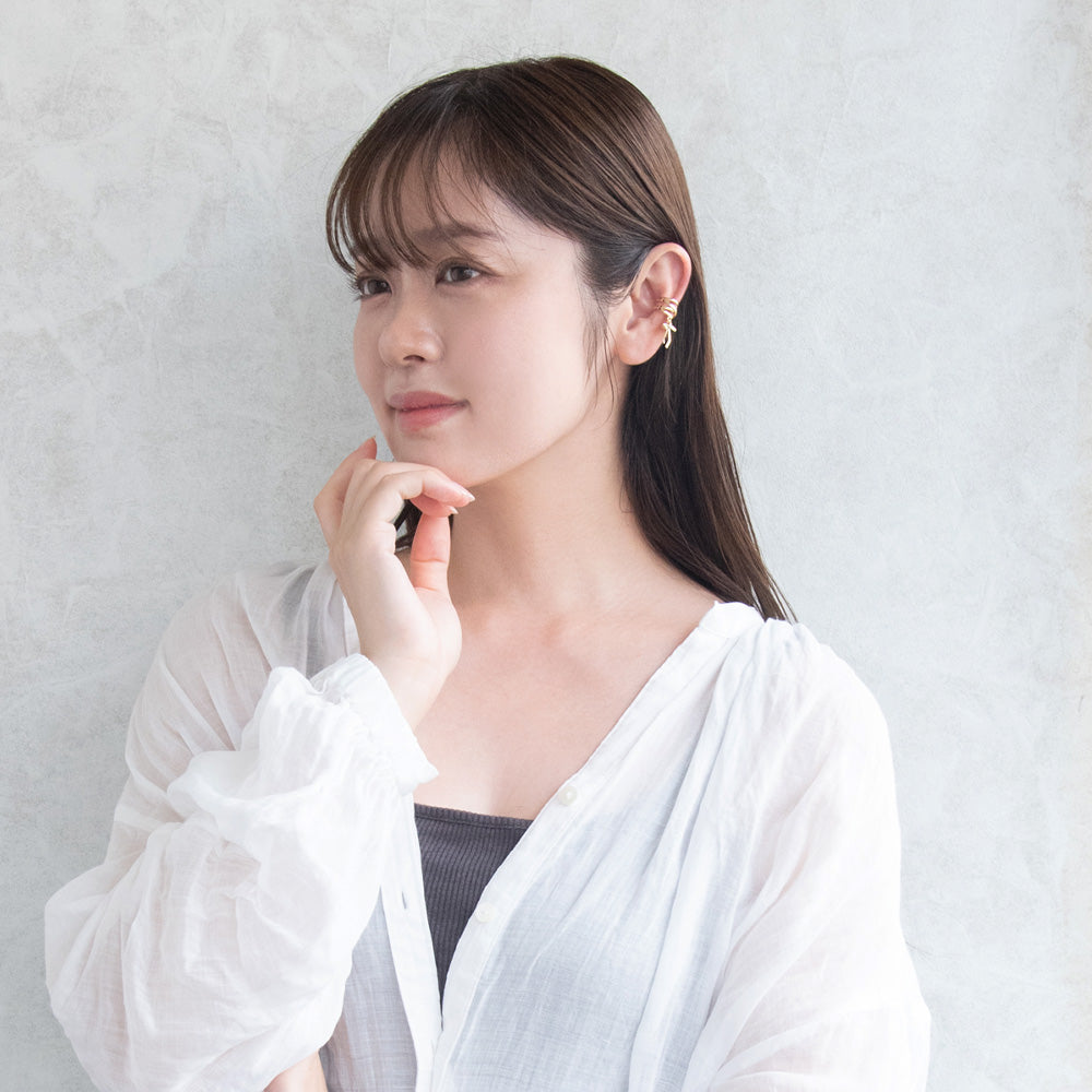 イヤーカフ ニッケルフリー メタル キュービックジルコニア リボン 下がり イヤリング 【左耳用】